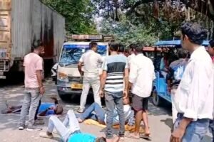 धनबाद में ट्रैफिक पुलिस की कार्रवाई के खिलाफ ई रिक्शा चालकों ने किया ट्रैफिक थाना के बाहर मुख्य सड़क जाम,